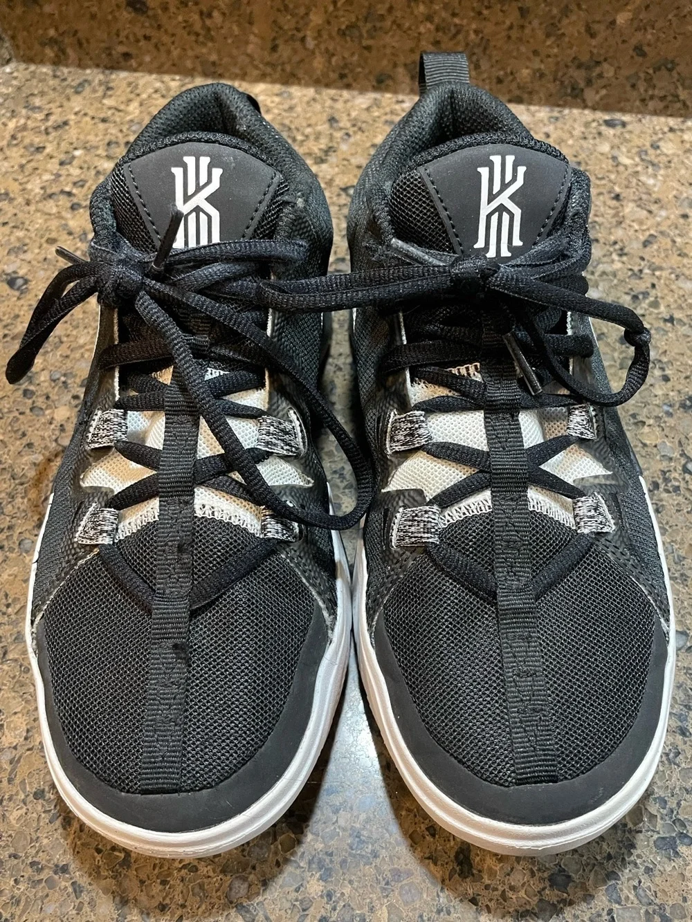 Nike Kyrie Flytrap VI Black White Big Kids' Sz 3.5 Mid-Top Athletic Basketball